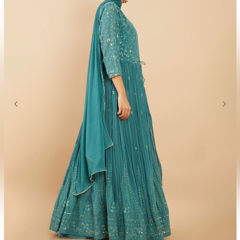 Embellished gown dress with jacket heavily embroidered - Picture 3 of 8